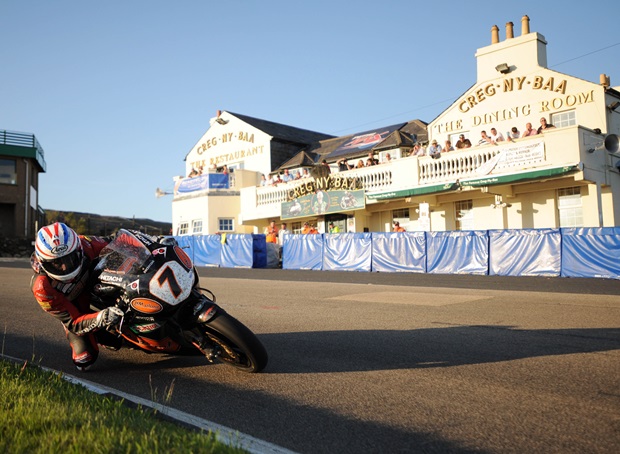 Steve Plater rounds Creg-ny-Baa during first practice for TT2009 (Stephen Davison/Pacemaker Press International)